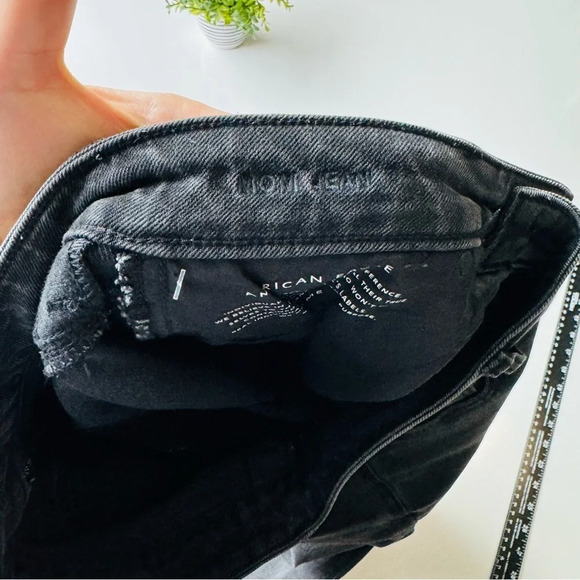 American Eagle Highest Rise Distressed Black Wash Denim Mom Jeans Size 8 - Picture 6 of 9